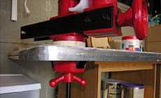 Installing the repair vise close-up